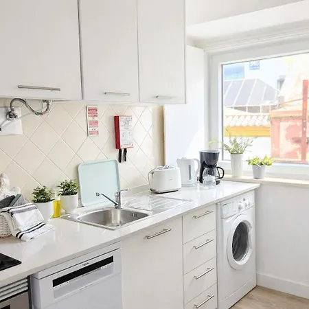 Varanda Da Baixa, Cosy Apartment, Location, Private Terrace, Barbecue, Ac And Wi-fi *