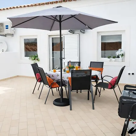아파트 Varanda Da Baixa, Cosy Apartment, Location, Private Terrace, Barbecue, Ac And Wi-fi *